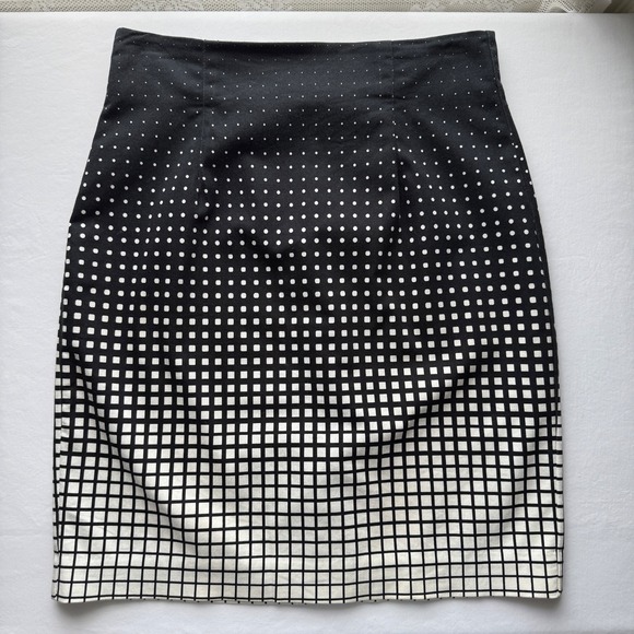 Worthington Industries Dresses & Skirts - Worthington Pencil Skirt Geometric Print Back Zip Black‎ White Size 6P Minimal